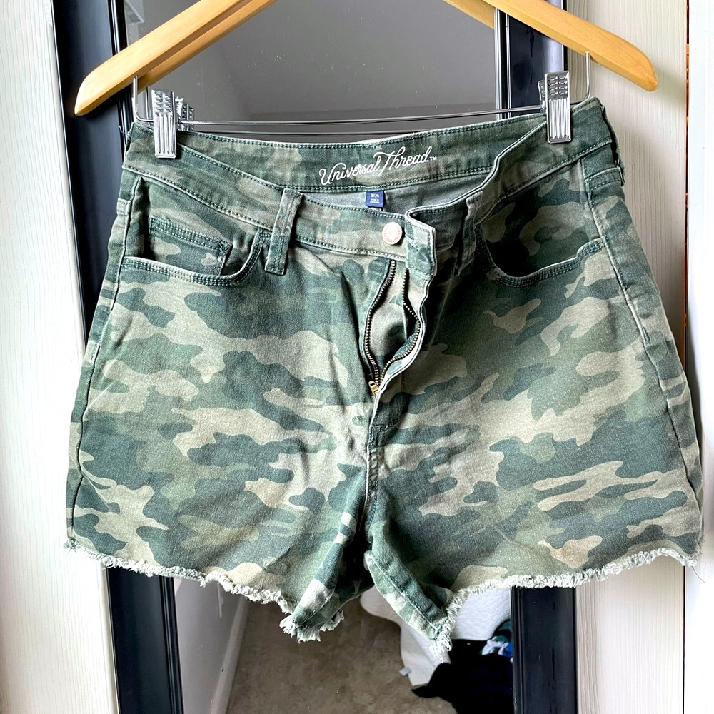 Universal Thread camo shorts
